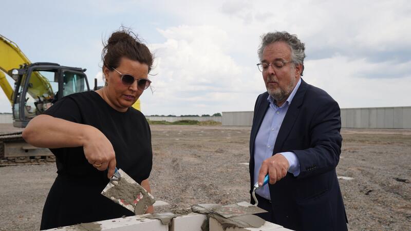 Hamburgs Justizsenatorin Anna Gallina und Jugendanstalts-Leiter Peter Vetter legen den Grundstein.