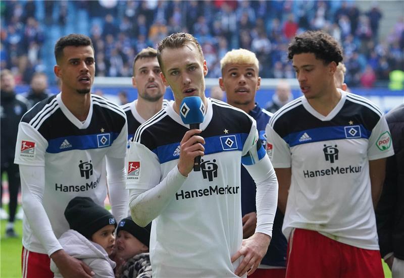 Weshalb HSV-Kapitän Schonlau „keinen Tag verschenken“ will Hamburgs Kapitän Sebastian Schonlau (vorn) fordert in der Vorbereitung auf die Rückrunde mehr Anstrengungen. Foto: Marcus Brandt/dpa