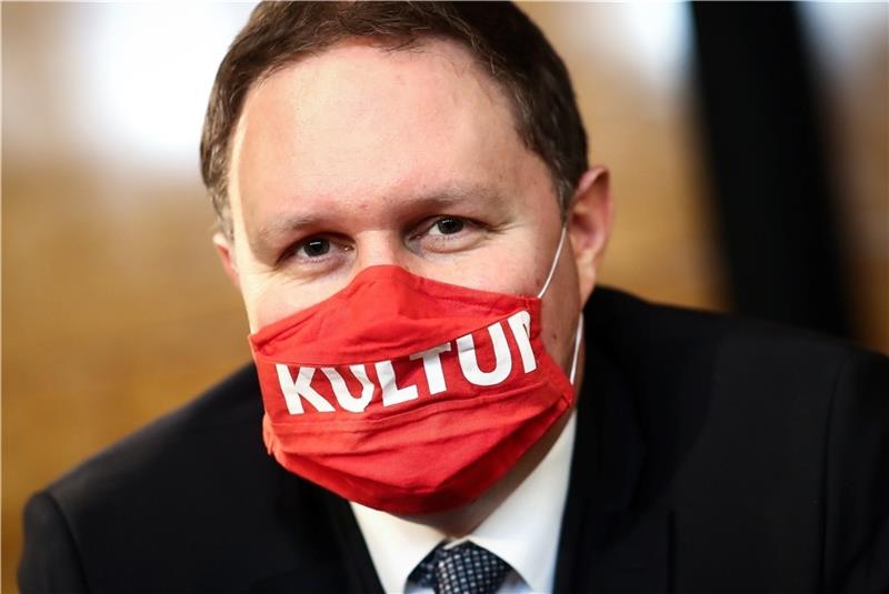 Hamburgs Kultursenator Carsten Brosda (SPD) trägt die passende Maske zum Thema „Kultur in Corona-Zeiten“. Foto: Christian Charisius/dpa