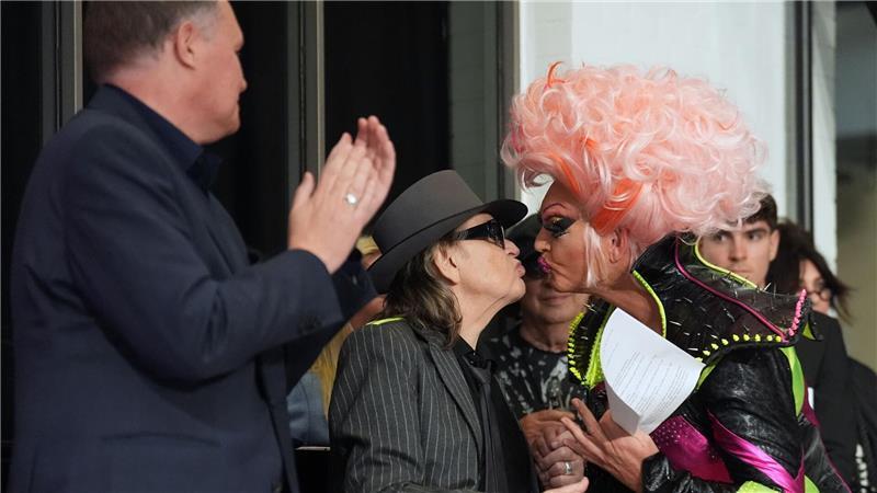 Hamburgs Kultursenator Carsten Brosda und Dragqueen Olivia Jones würdigten den Panikrocker. 