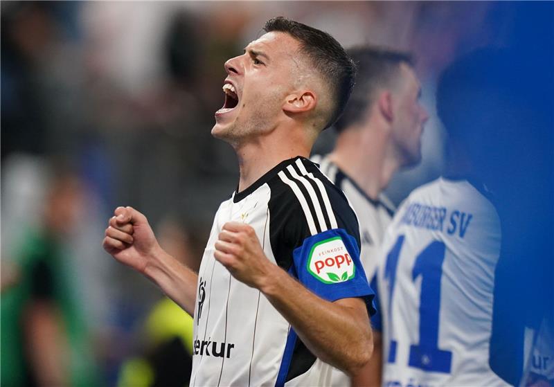 HSV: Benes zurück, Poreba da Hamburgs Laszlo Benes bejubelt sein Tor.