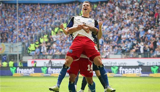 Hamburgs Laszlo Benes feiert sein Tor zum 2:0 mit Ludovit Reis (hinten). Foto: Christian Charisius/dpa