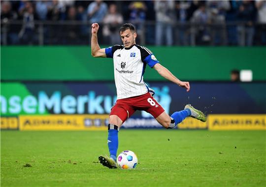Hamburgs Laszlo Benes schießt den Ball zum Elfmeter-Tor zum 1:0.