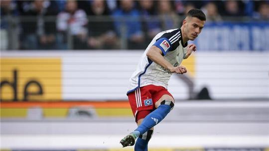 Hamburgs Laszlo Benes spielt den Ball.