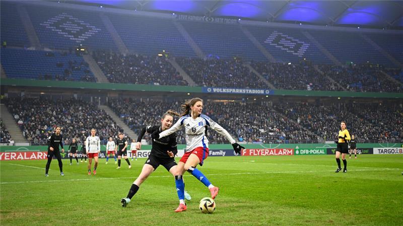 HSV-Frauen siegen vor 16.529 Fans bei Debüt im Volkspark Hamburgs Lotta Wrede (rechts) behauptet den Ball gegen Gladbachs Fiona Itgenshorst.