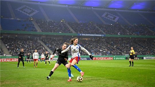 Hamburgs Lotta Wrede (rechts) behauptet den Ball gegen Gladbachs Fiona Itgenshorst.