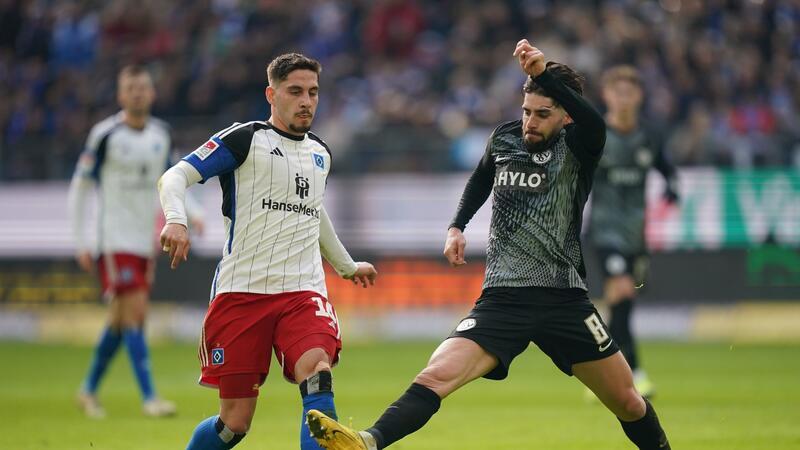 Hamburgs Ludovit Reis (l) und Elversbergs Semih Sahin kämpfen um den Ball.