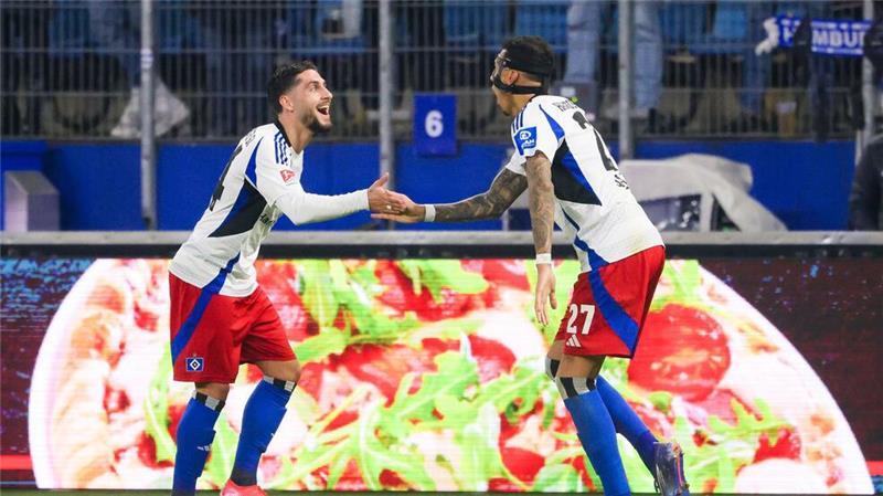 Hamburgs Ludovit Reis (l) und Hamburgs Davie Selke bejubeln das 2:0.