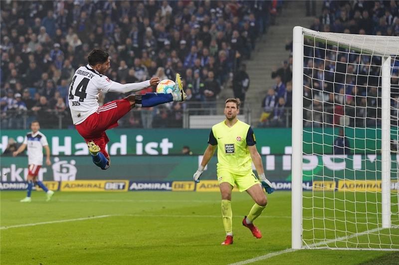 Pyro-Ärger und verschossener Elfmeter: HSV mit erstem Remis der Saison Hamburgs Ludovit Reis (l) und Kaiserslauterns Torwart Andreas Luthe kämpfen um den Ball. Foto: Marcus Brandt/dpa