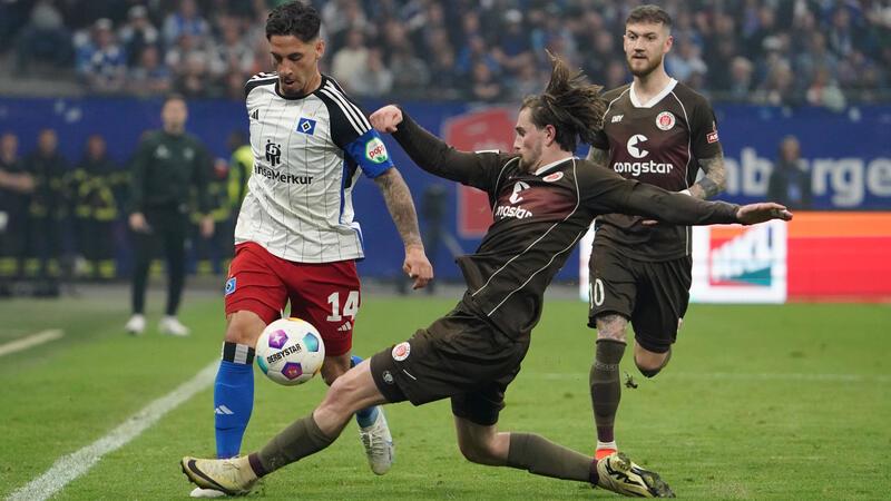 St. Pauli-Aufstieg muss noch warten: HSV gewinnt Stadtderby Hamburgs Ludovit Reis (l) und St. Paulis Connor Metcalfe kämpfen um den Ball.