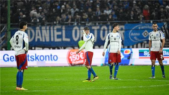 Hamburgs Lukasz Poreba (2.v.l) wischt sich nach dem Spiel mit dem Trikot den Schweiß vom Gesicht. 
