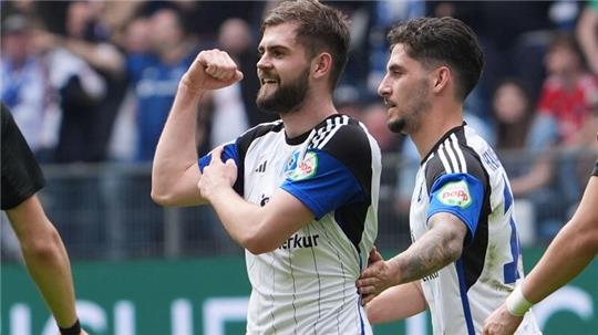 Hamburgs Lukasz Poreba (links) erzielte den Treffer zum 2:1 gegen den 1. FC Kaiserslautern.