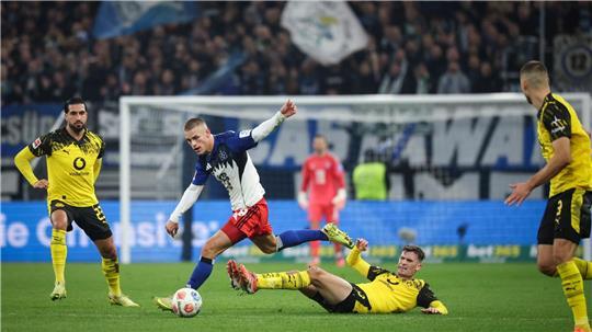 Hamburgs Miro Muheim gewinnt den Zweikampf gegen den Dortmunder Pascal Groß.