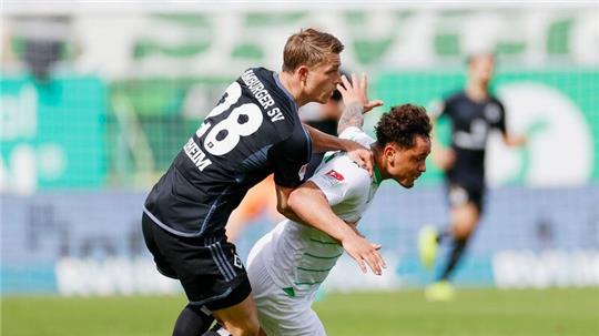 Hamburgs Miro Muheim (l) bringt den Fürther Armindo Sieb zu Fall.