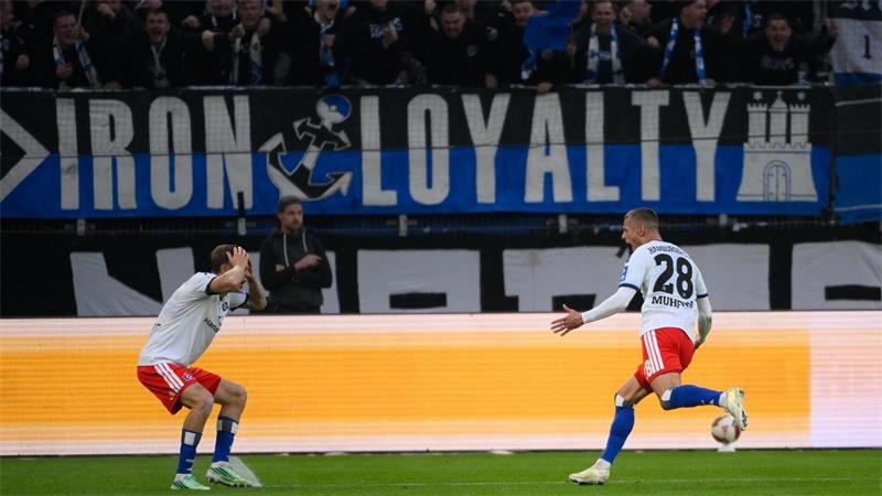 Hamburgs Miro Muheim (r) jubelt nach seinem Treffer zum 1:0.