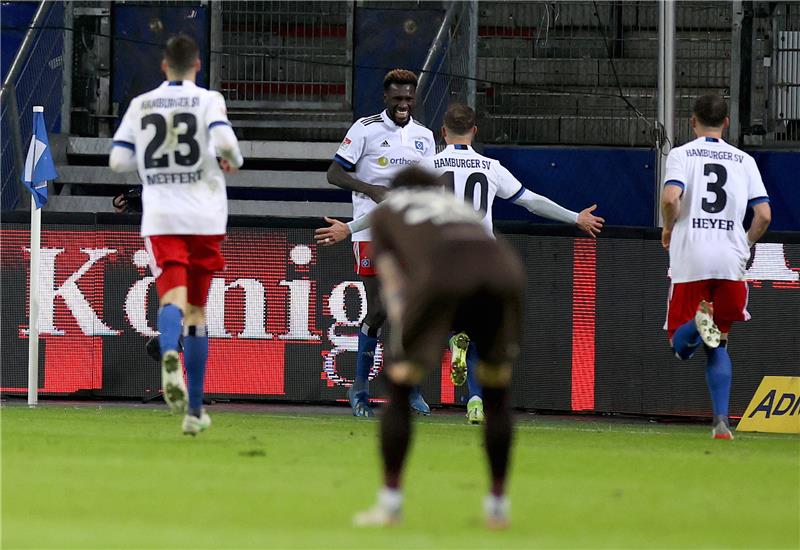 Hamburgs Mittelfeldspieler Bakery Jatta jubelt über seinen Treffer zum 2:1. Foto: Christian Charisius/dpa