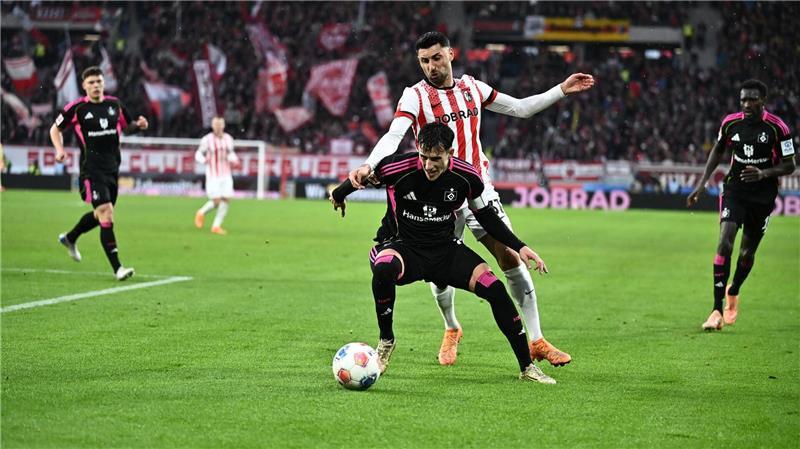 Bittere Bayer-Pleite gegen VfB - Remis bei Fischer-Rückkehr Hamburgs Nicolas Capaldo im Zweikampf mit Vincenzo Grifo.