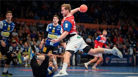 Hamburgs Niklas Weller wirft den Ball auf das gegnerische Tor.