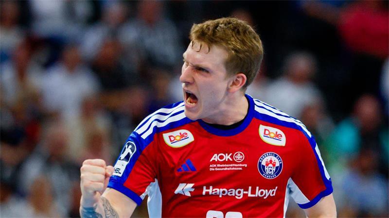 Hamburgs Noah Beyer jubelt nach einem Tor.
