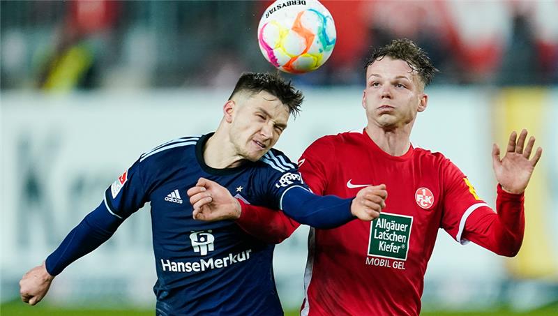 HSV im Aufstiegskampf mit 0:2-Schlappe Hamburgs Noah Katterbach (l) und Kaiserslauterns Philipp Hercher kämpfen um den Ball. Foto: Uwe Anspach/dpa