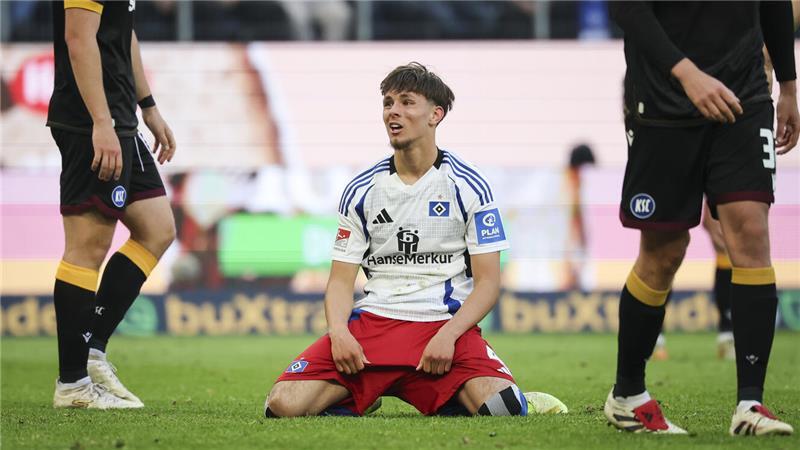 Heimpleite: Nächster Rückschlag für den HSV im Aufstiegskampf Hamburgs Otto Stange sitzt nach einer vergeben Chance auf dem Rasen. Das Spiel endete 1:2.