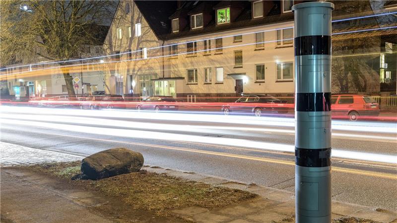 Hamburgs Polizei will Blitzerwagen und -säulen anschaffen. (Archivbild)
