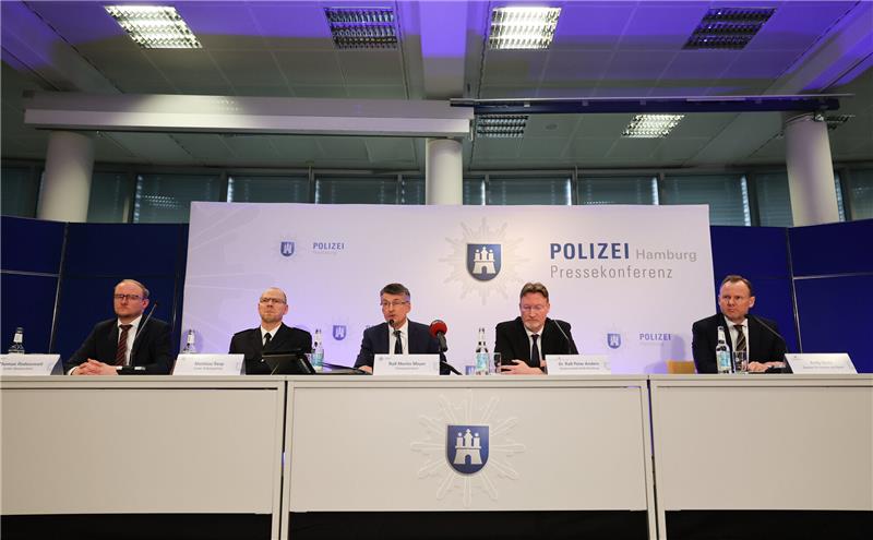 Amoktäter in Hamburg tötet sieben Menschen – 135 Schüsse abgefeuert Hamburgs Polizeipräsident Ralf Martin Meyer (Mitte) berichtete von einem anonymen Hinweis. Foto: dpa