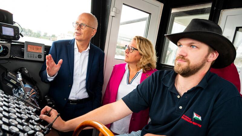 Hamburg soll Standort für neue Schiffstreibstoffe werden Hamburgs Regierungschef Tschentscher steht neben Bundesentwicklungsministerin Schulze.