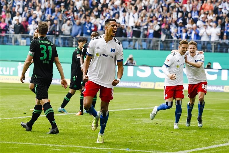 Darum ist Stürmer Robert Glatzel der HSV-Trumpf im Aufstiegskampf Hamburgs Robert Glatzel (Mitte) jubelt nach seinem Tor zum 2:0. Foto: Frank Molter/dpa