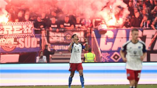 Hamburgs Robert Glatzel bejubelt sein Tor zum 1:0.