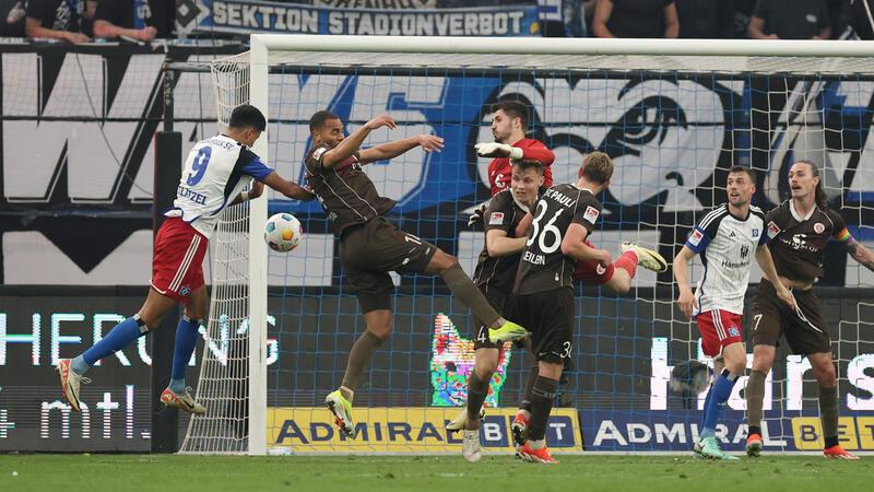 St. Pauli-Aufstieg muss noch warten: HSV gewinnt Stadtderby Hamburgs Robert Glatzel (l) erzielt das Tor zum 1:0.