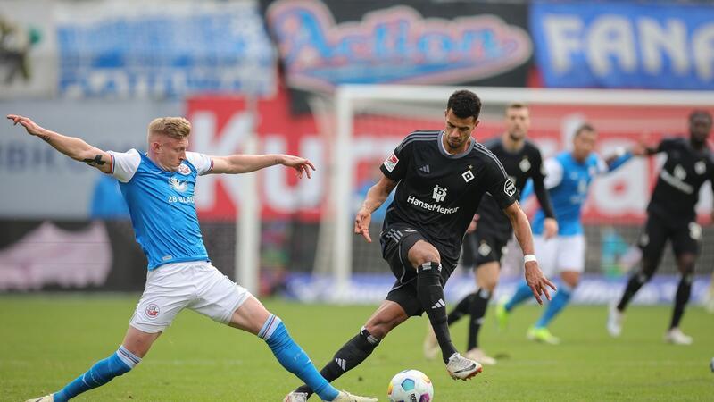 Trainer-Effekt verpufft: Hamburger SV nur 2:2 in Rostock Hamburgs Robert Glatzel (r) und Rostocks Kevin Schumacher im Kampf um den Ball.