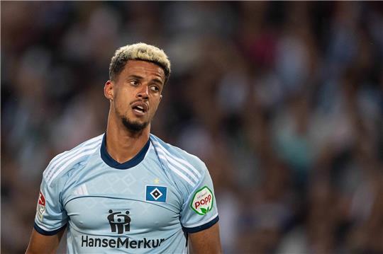 Hamburgs Robert Glatzel steht auf dem Feld. Der HSV spielt am Freitag beim VfL Osnabrück. Foto: Swen Pförtner/dpa