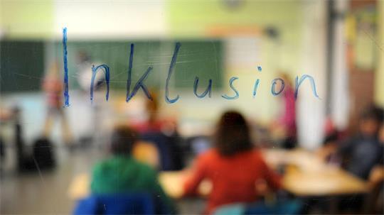 Hamburgs Schulbehörde organisiert die Schulbegleitung inklusiver Kinder im kommenden Schuljahr um. (Symbolbild)