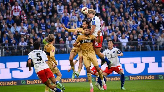 Hamburgs Sebastiaan Bornauw köpft den Ball auf das Tor.