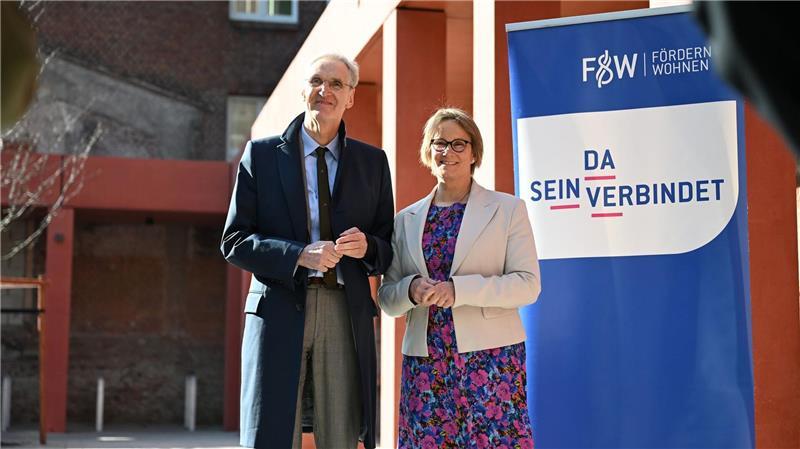 Hamburgs Sozialsenatorin Melanie Schlotzhauer (SPD, r) und Arne Nilsson, Geschäftsführer des städtischen Sozialunternehmens Fördern & Wohnen (F&W), haben die umgebaute Unterkunft am Montag besucht.