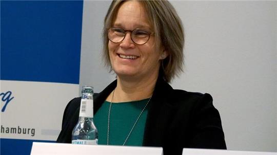 Hamburgs Sozialsenatorin Melanie Schlotzhauer spricht bei einer Pressekonferenz.