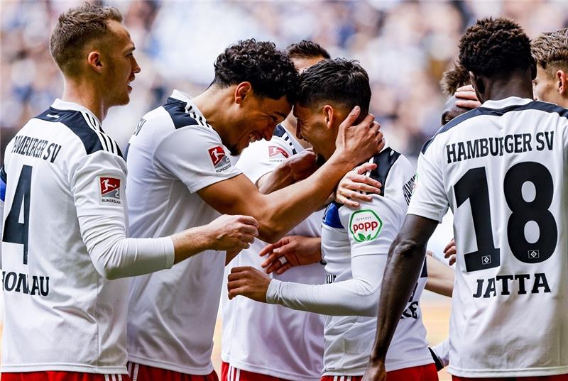 HSV nach Heimsieg weiter auf Aufstiegskurs Hamburgs Spieler feiern Hamburgs Ludovit Reis (4. von links) für seinen Treffer zum 2:0. Foto: Axel Heimken/dpa