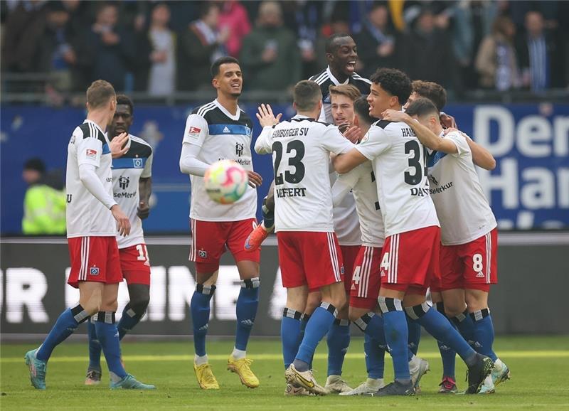 2:1 gegen Bielefeld: HSV ist bereit für das Spitzenspiel gegen Darmstadt Hamburgs Spieler feiern das Tor von Ludovit Reis (verdeckt) zum 1:0. Foto: Christian Charisius/dpa