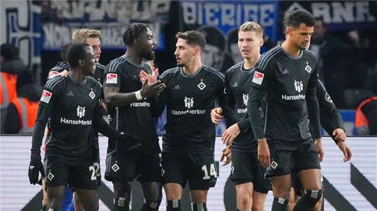 Hamburgs Spieler jubeln: Bei dem Dino läuft es derzeit.