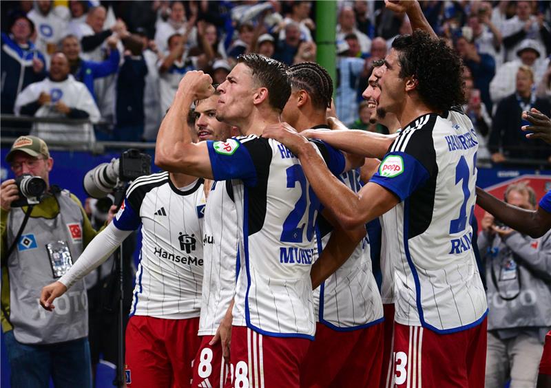 Hamburgs Spieler jubeln nach dem Elfmeter-Tor zum 1:0. Foto: Daniel Bockwoldt/dpa