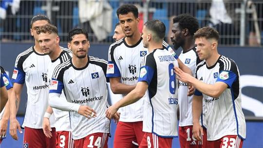 Hamburgs Spieler jubeln nach dem Elfmeter-Tor zum 4:1.