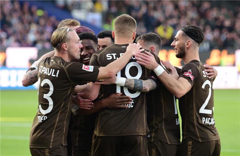 FC St. Pauli feiert 4:3-Sieg in Nordduell bei Holstein Kiel Hamburgs Spieler jubeln nach dem Tor zum 1:2. Foto: Daniel Bockwoldt/dpa