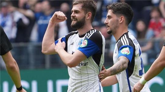 Hamburgs Torschütze Lukasz Poreba (l) jubelt nach seinem Treffer zum 2:1.