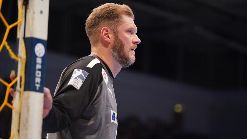 HSV-Handballer feiern Heimsieg gegen Melsungen Hamburgs Torwart Johannes Bitter in Aktion.