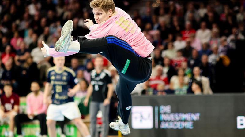 Hamburgs Torwart Robin Haug springt.