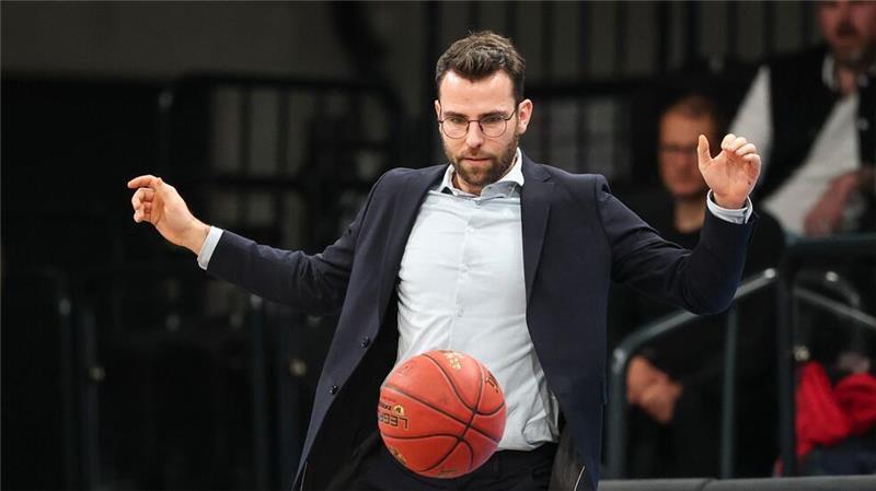 Hamburger Basketballer feiern Comeback-Sieg gegen Würzburg Hamburgs Trainer Benka Barloschky feierte mit seinem Team einen Sieg.