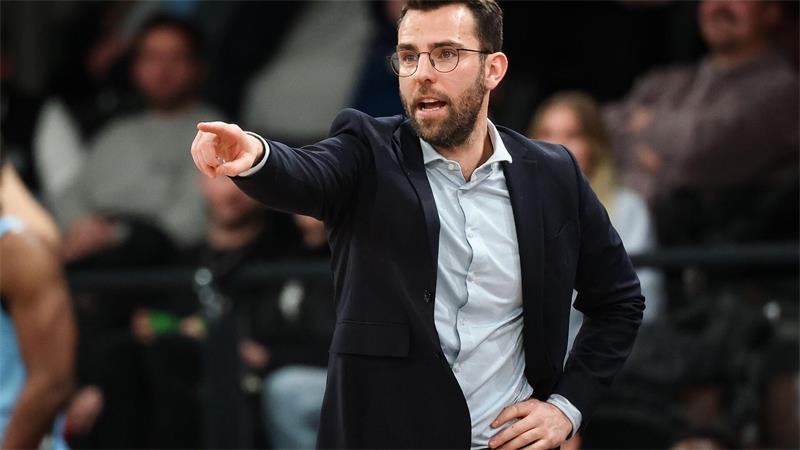 Hamburgs Trainer Benka Barloschky gestikuliert am Spielfeldrand.