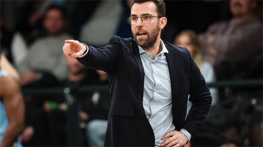Hamburgs Trainer Benka Barloschky gestikuliert am Spielfeldrand.