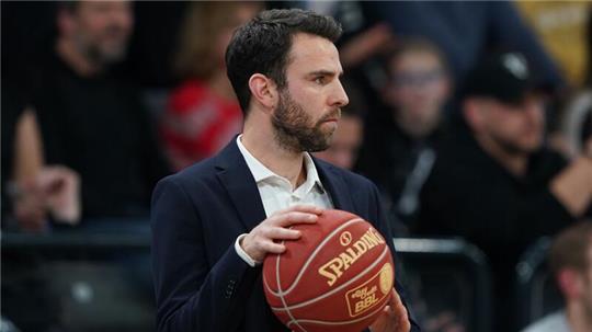 Hamburgs Trainer Benka Barloschky hält den Spielball fest.